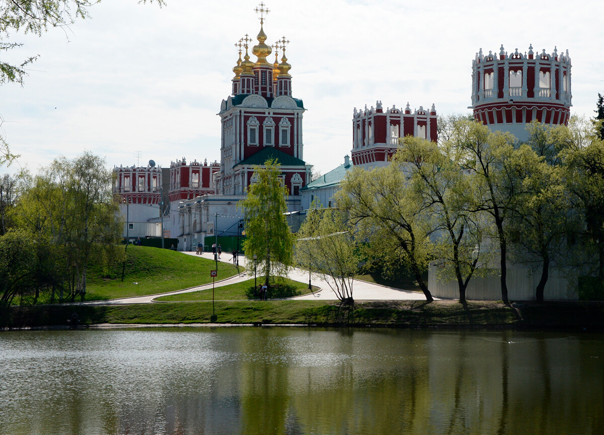 Le mura del Monastero di Novodevichij viste dal laghetto