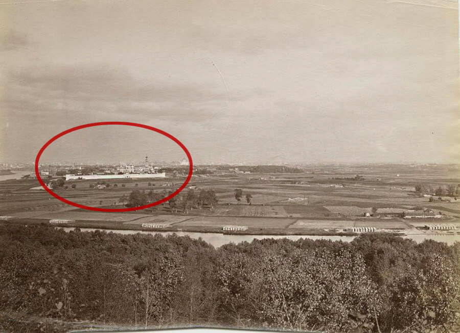 Veduta del sobborgo di Luzhnikí e del Monastero di Novodevichij, negli anni Novanta dell’Ottocento, quando intorno era ancora tutta campagna