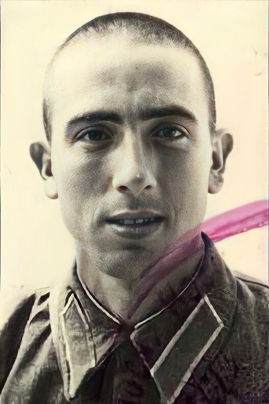 Foto de carnet de Rubén Ruiz Ibárruri cuando entró como cadete en la Academia Militar Central de Moscú en 1939.