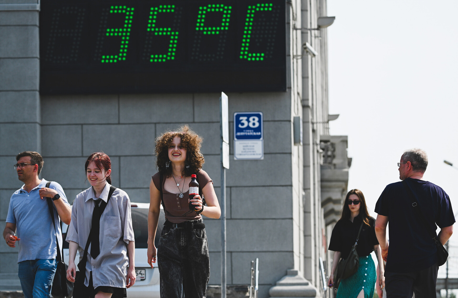 На площади Ленина в Новосибирске. Днем 7 июня было выше +35 ℃, по области – до +39 ℃ 
