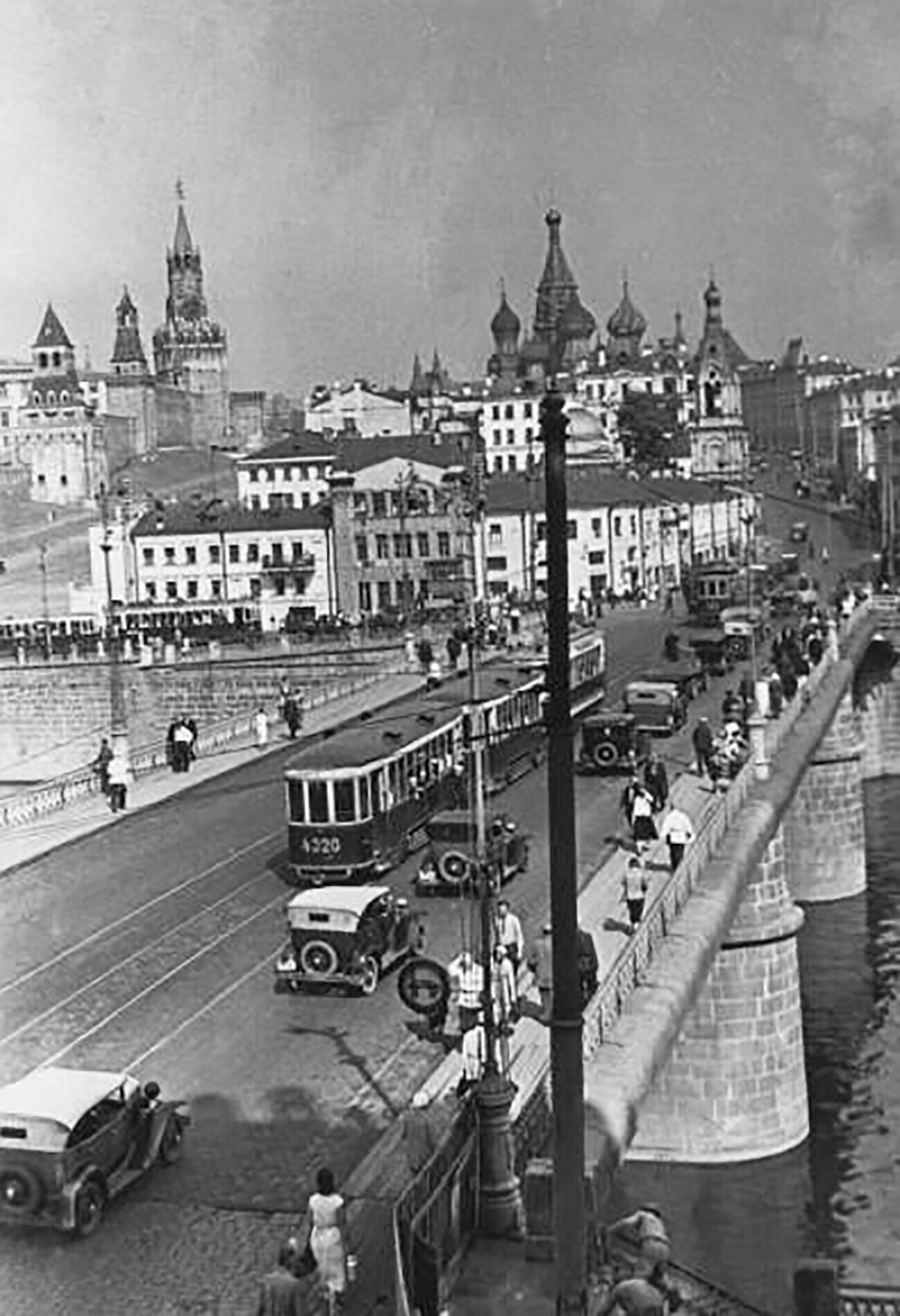 1930 moscow. Старый Москворецкий мост Москва. Москва 1930-е. Большой Москворецкий мост 1930 годы. Москворецкий мост Щусев 1938.