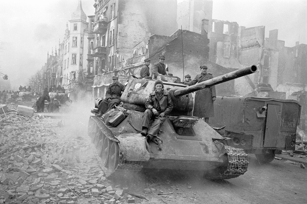 Tanks of the 1st Army of the Ludowe Wojsko Polskie in Berlin.