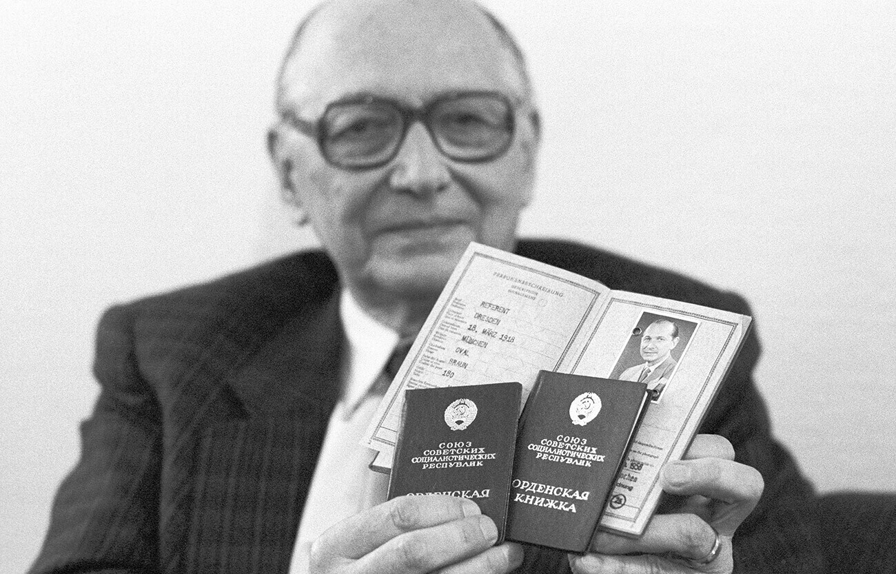 Heinz Felfe memberikan pernyataan pada kesempatan presentasi autobiografinya di Berlin Timur. Felfe menunjukkan paspor Jerman dan kartu identitas dari Uni Soviet.