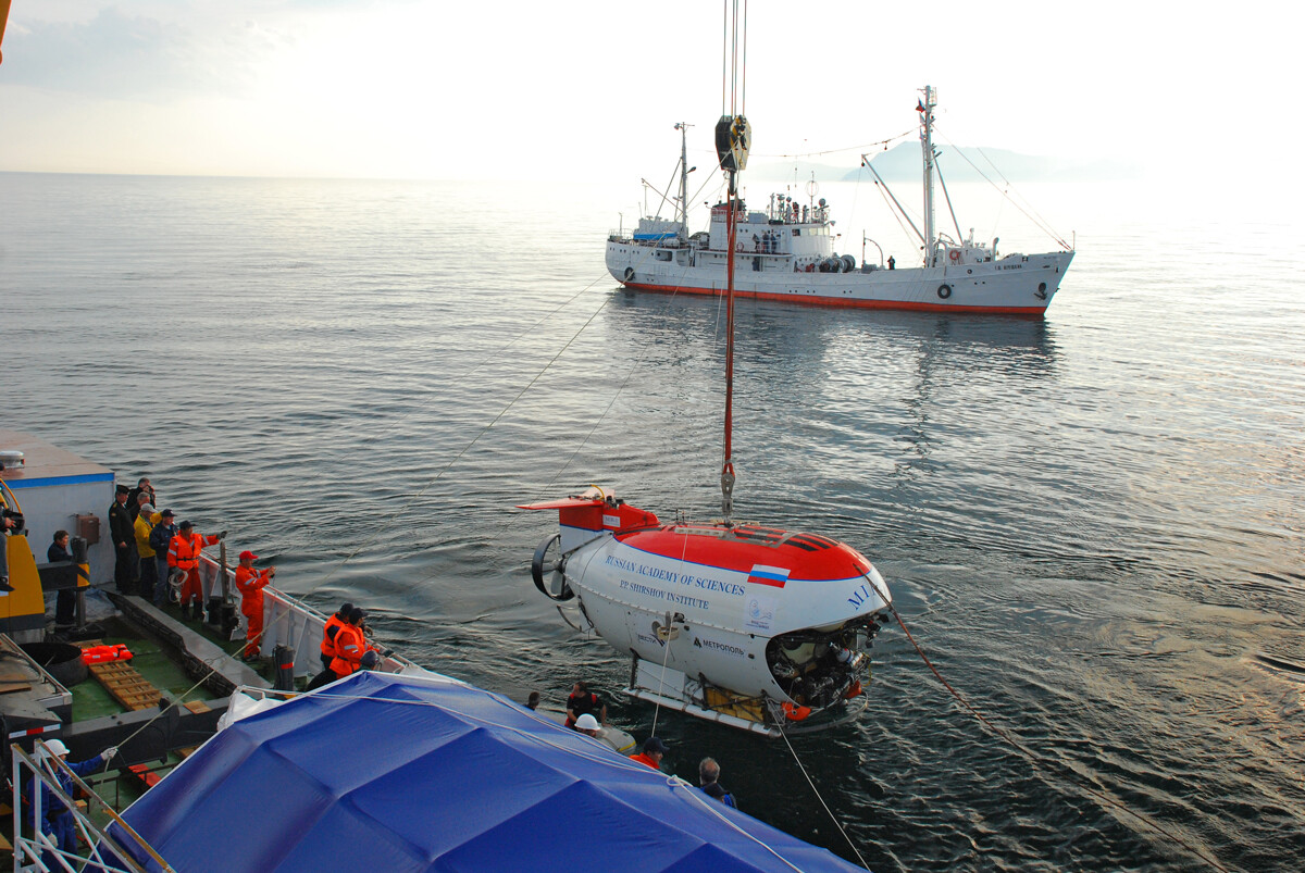 Los sumergibles tripulados Mir-1 y Mir-2 se preparan para sumergirse en el fondo del lago Baikal.
