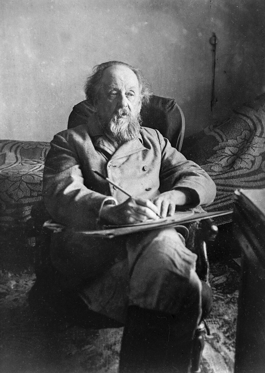 Konstantín Tsiolkovski (1857-1935), científico ruso y soviético, fundador de la teoría de las comunicaciones interplanetarias, autor de importantes descubrimientos en ingeniería de cohetes. La ciudad de Kaluga.