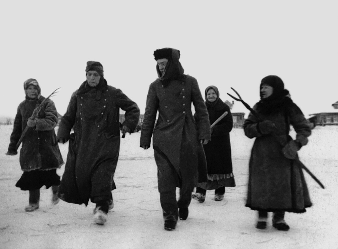 Mulheres escoltam prisioneiros de guerra nazistas após derrota dos alemães perto de Moscou.
