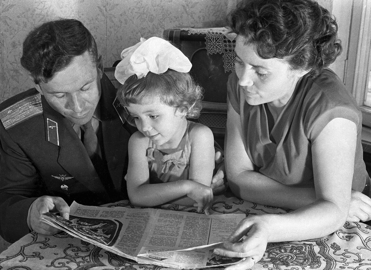 El cosmonauta soviético Pável Popóvichh y su esposa, la piloto de pruebas Marina Popóvich, con su hija Natasha.