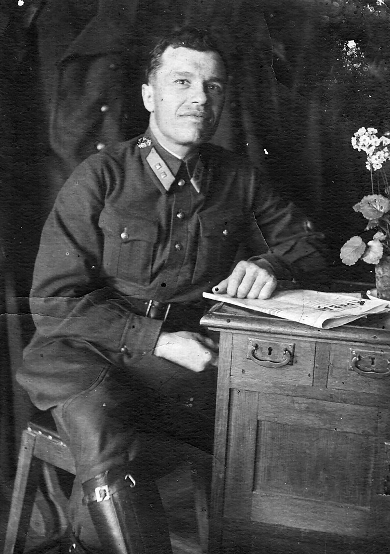 Policijski narednik (zvanje uvjetno odgovara poručniku u vojsci), vjerojatno 1940. godine. 
