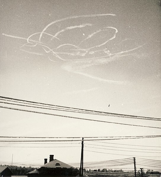 Estelas de aviones creadas durante una batalla aérea sobre Ruokolahti (Carelia) a finales de febrero de 1940