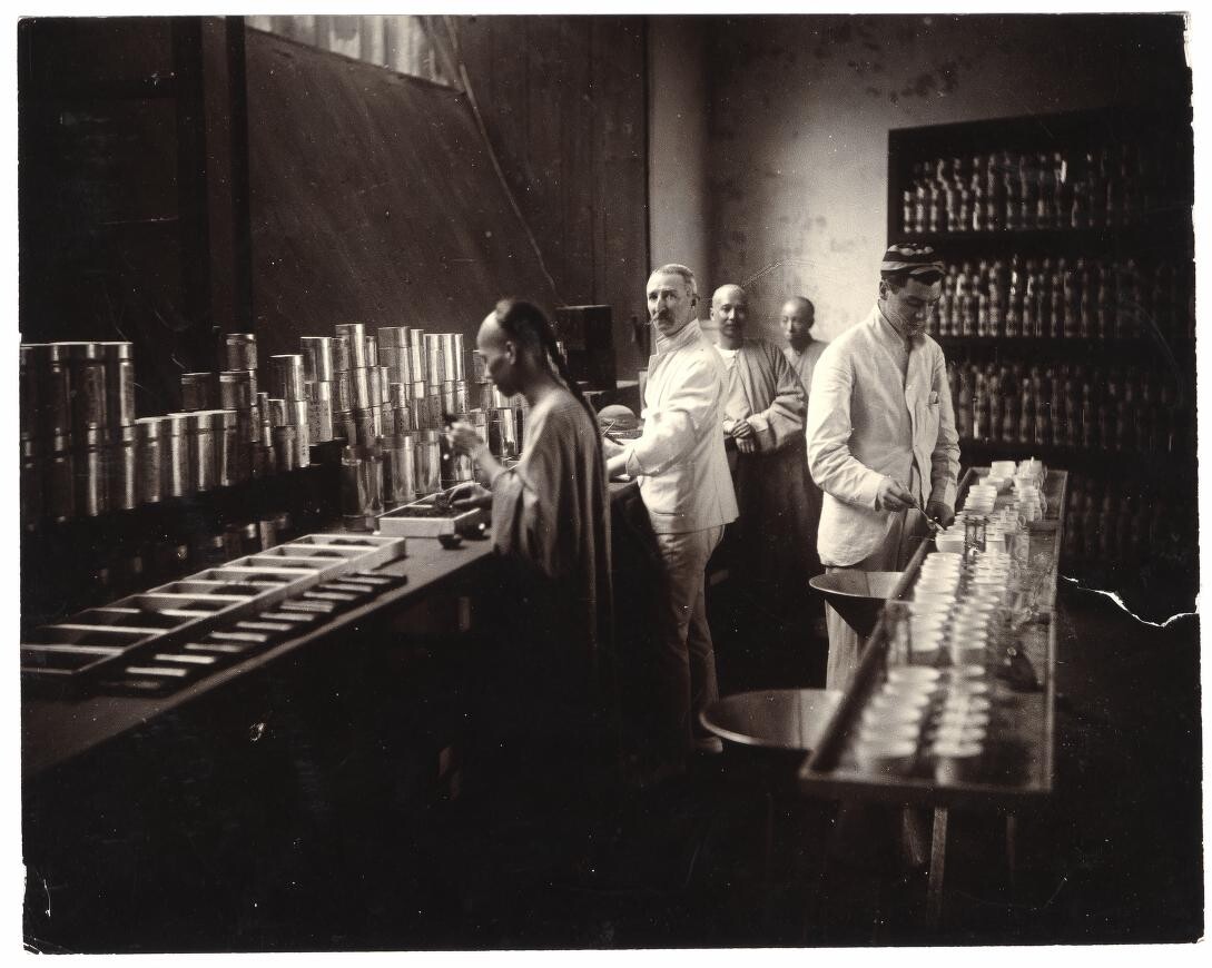 Teeverkostung in einer russischen Fabrik in China.