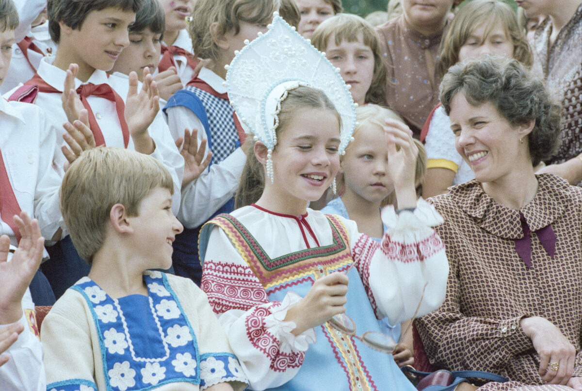 Die amerikanische Schülerin Samantha Smith (Mitte) mit ihrer Mutter Jane Smith (rechts) bei einem Besuch im Palast der Pioniere und Schüler in Moskau, 20. Juli 1983.