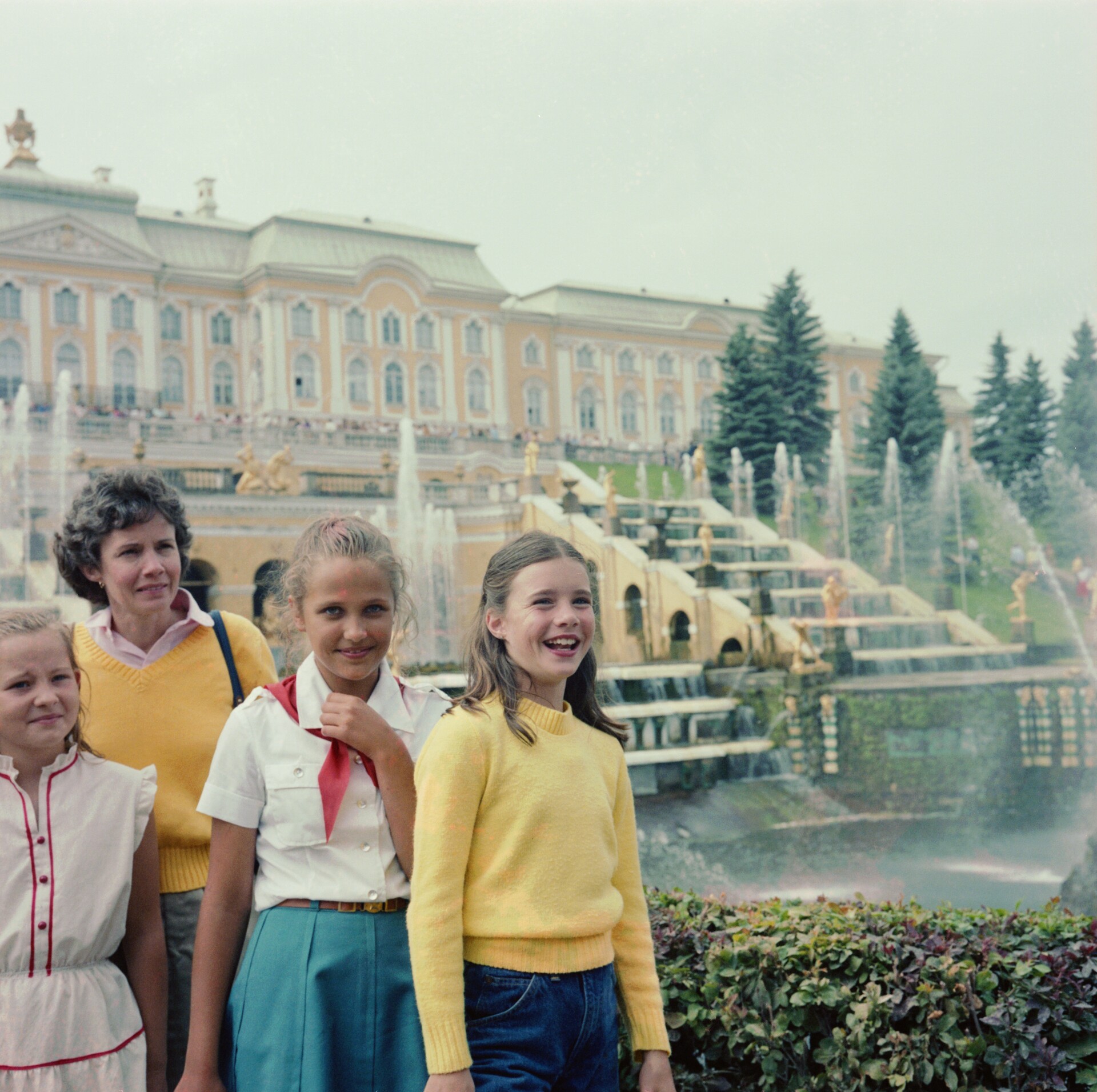 Von links: Die amerikanische Schülerin Samantha Smith, die Leningrader Schülerin Natascha Kaschirina und Samanthas Mutter Jane Smith beim Besuch des Peterhofs am 16. Juli 1983.