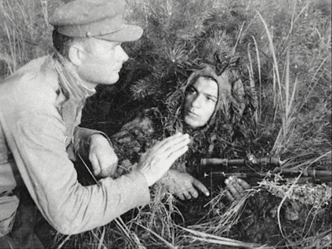 Einer der besten Scharfschützen der Roten Armee, der Kommandeur einer Scharfschützenkompanie, Leutnant V.I. Golossow, führt eine taktische Übung mit seinem Schüler A. Terterjan durch.