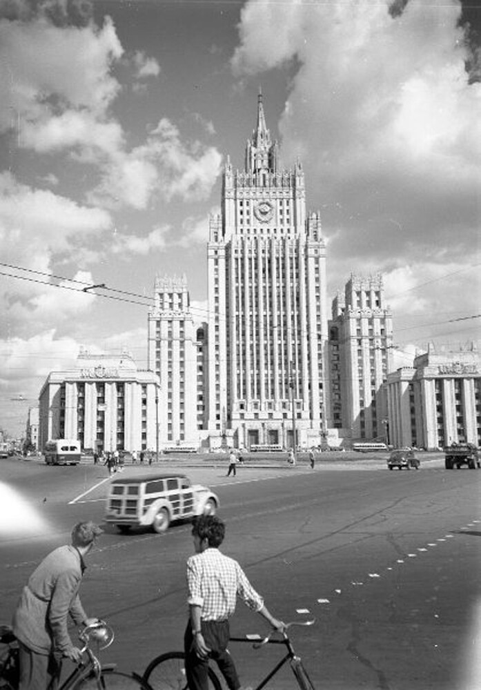 Vista de la fachada principal del rascacielos del Ministerio de Asuntos Exteriores en la plaza Smolenskaia, 1957 - 1967