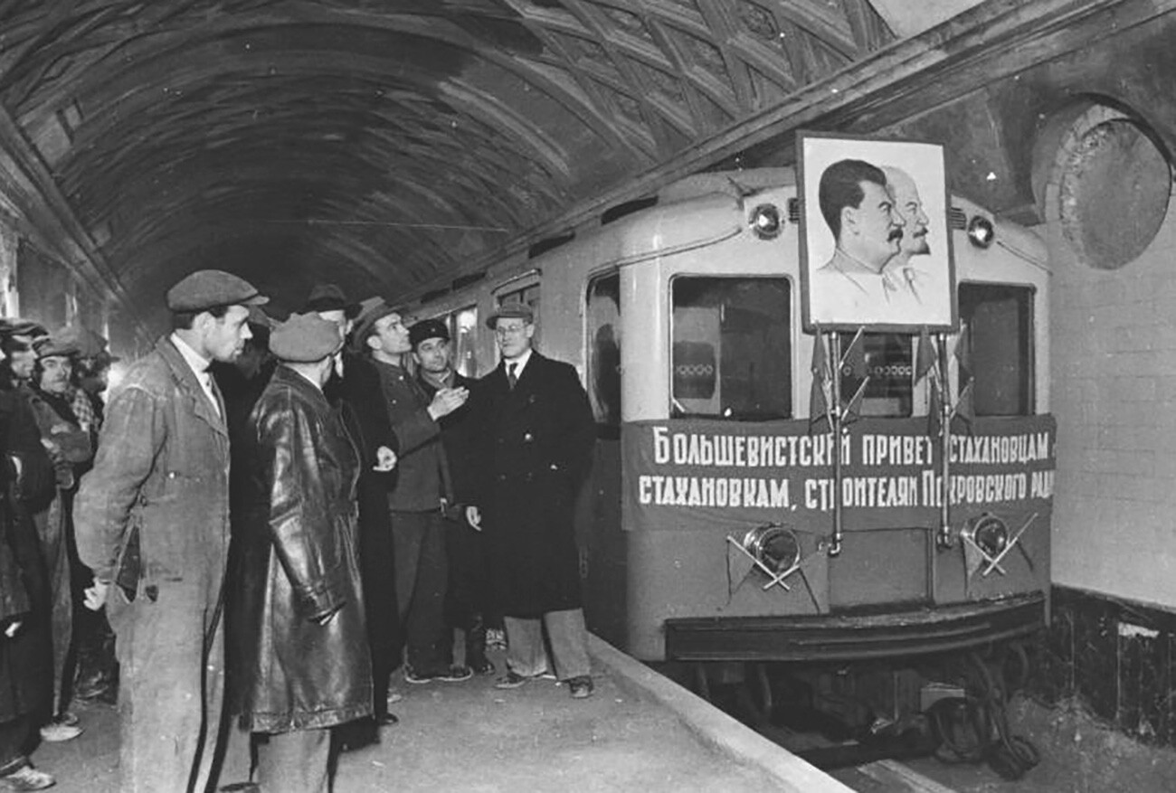 Metro, radio Pokrovski. El primer tren.
 
