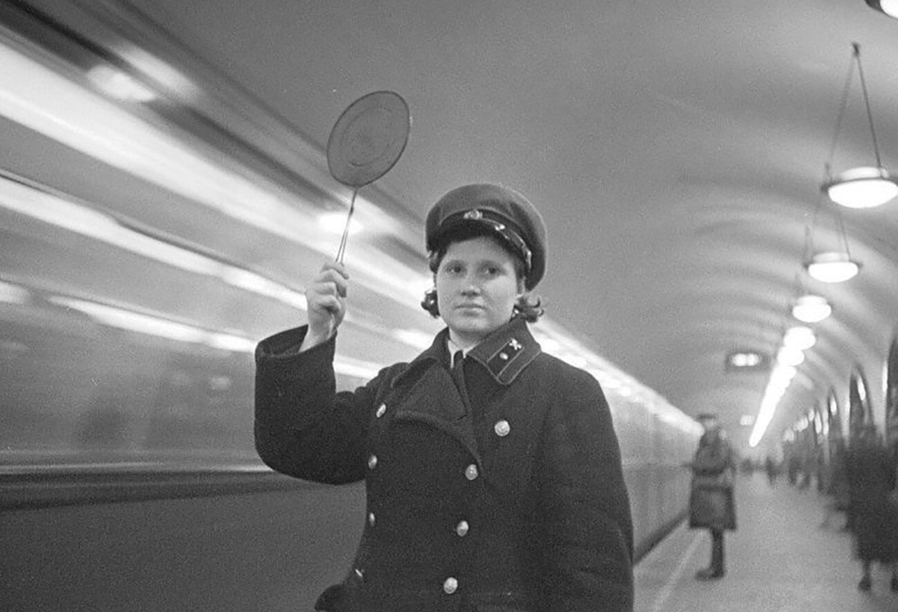 Oficial de guardia en la estación de metro Plóshchad Revolutsii.