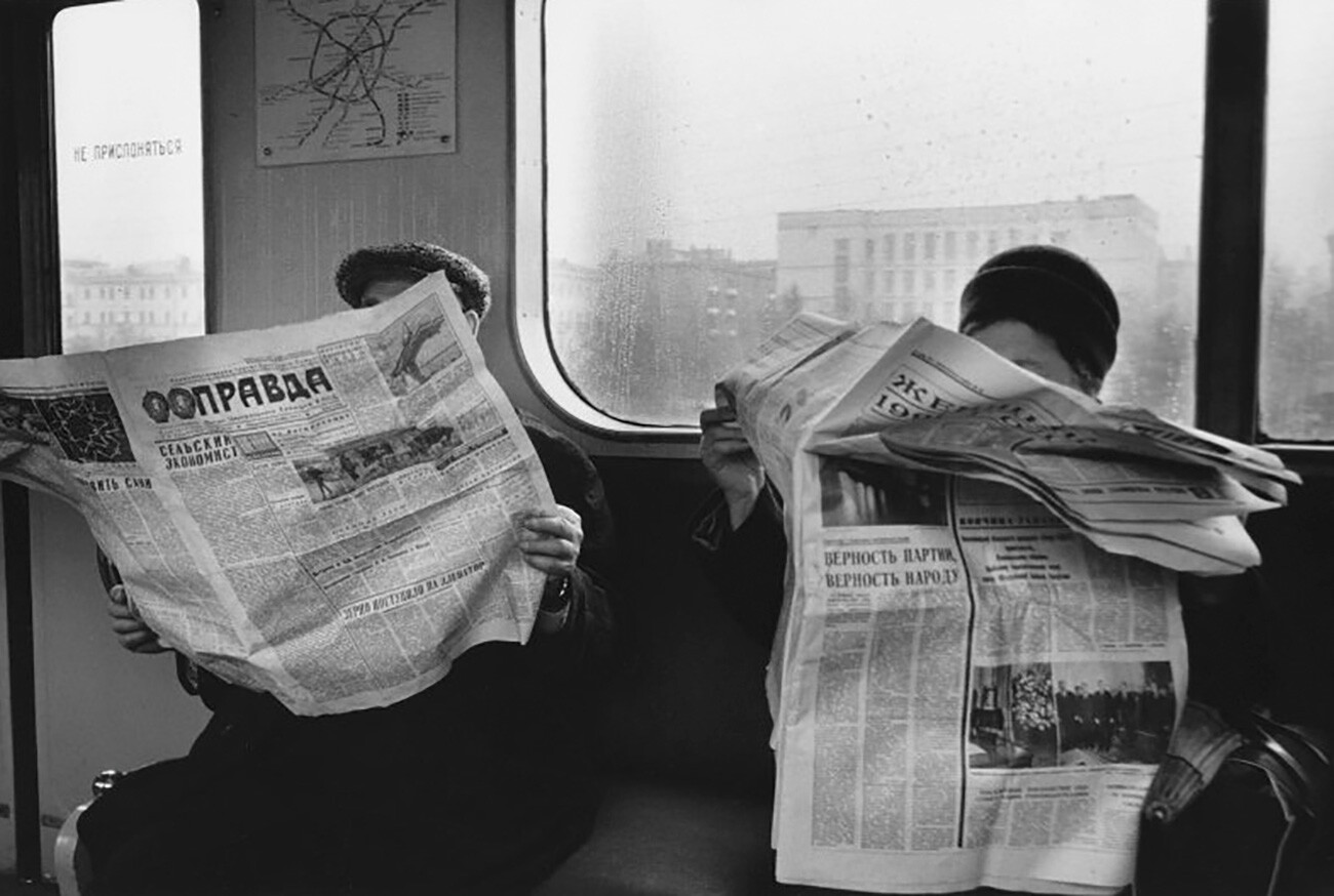 Lectores en un vagón del metro de Moscú.
