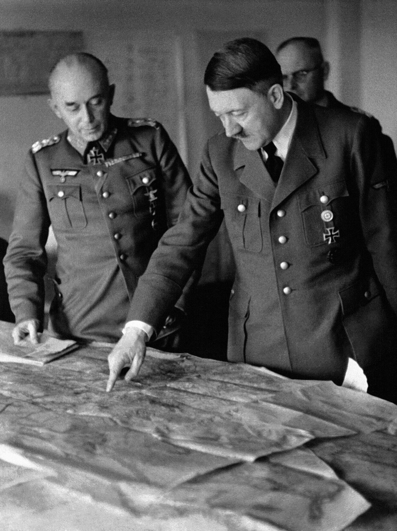 Adolf Hitler dengan para komandan Wehrmacht.