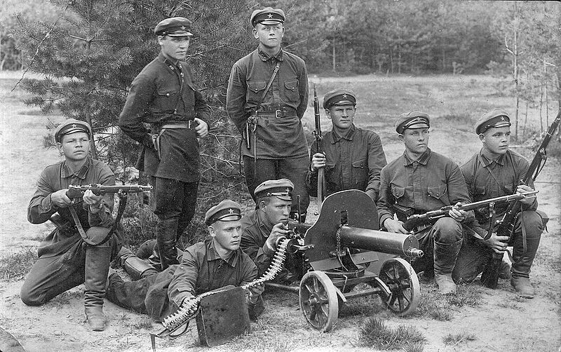 Soldados del Ejército Rojo junto a una M1910