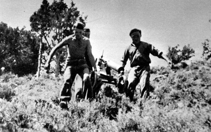 Ametralladores del batallón Dimitrov durante el ataque a Villanueva de la Cañada