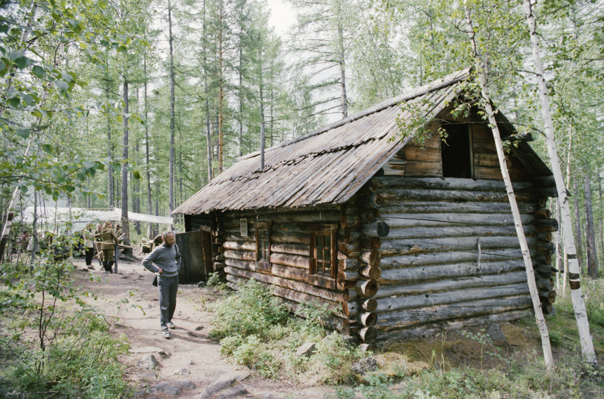 ツングースカ大爆発地点の最初の研究者L.A.クリクの小屋。クラスノヤルスク州、1989年