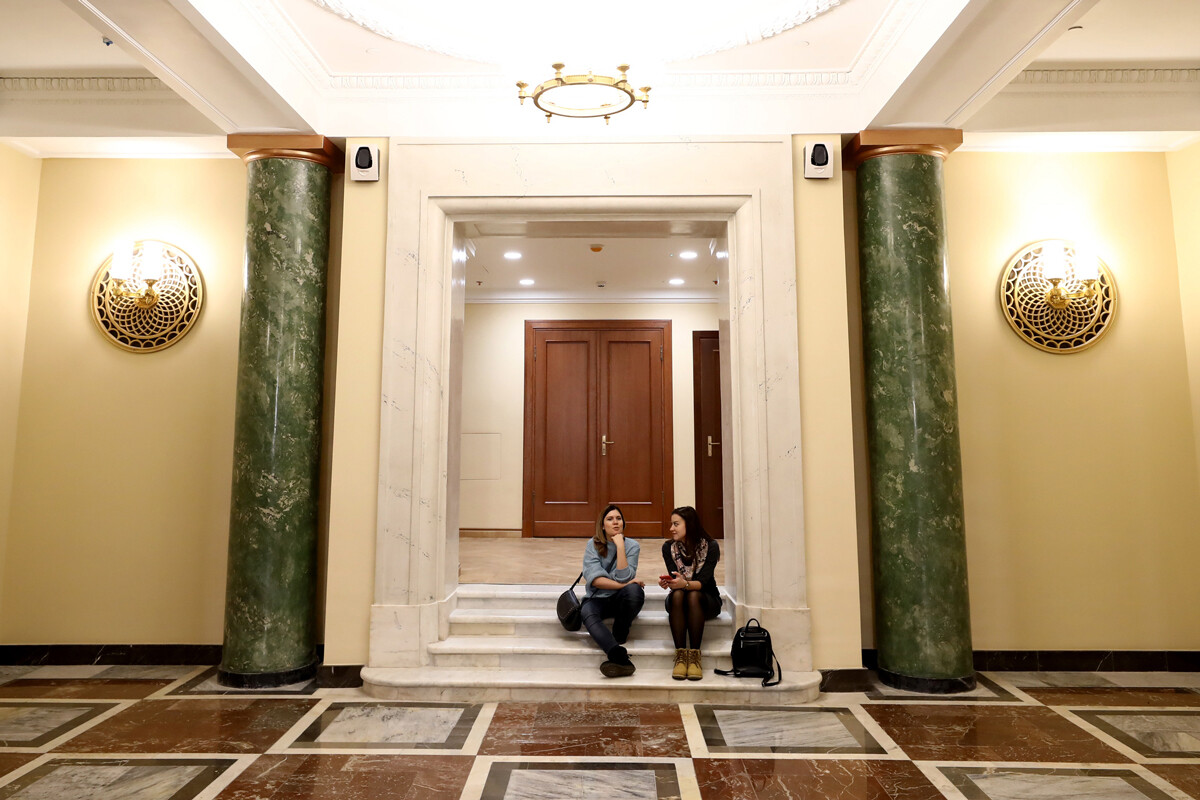 Des jeunes filles dans le hall d'entrée, ouvert après la restauration de l'aile droite du bâtiment du ministère russe des Affaires étrangères