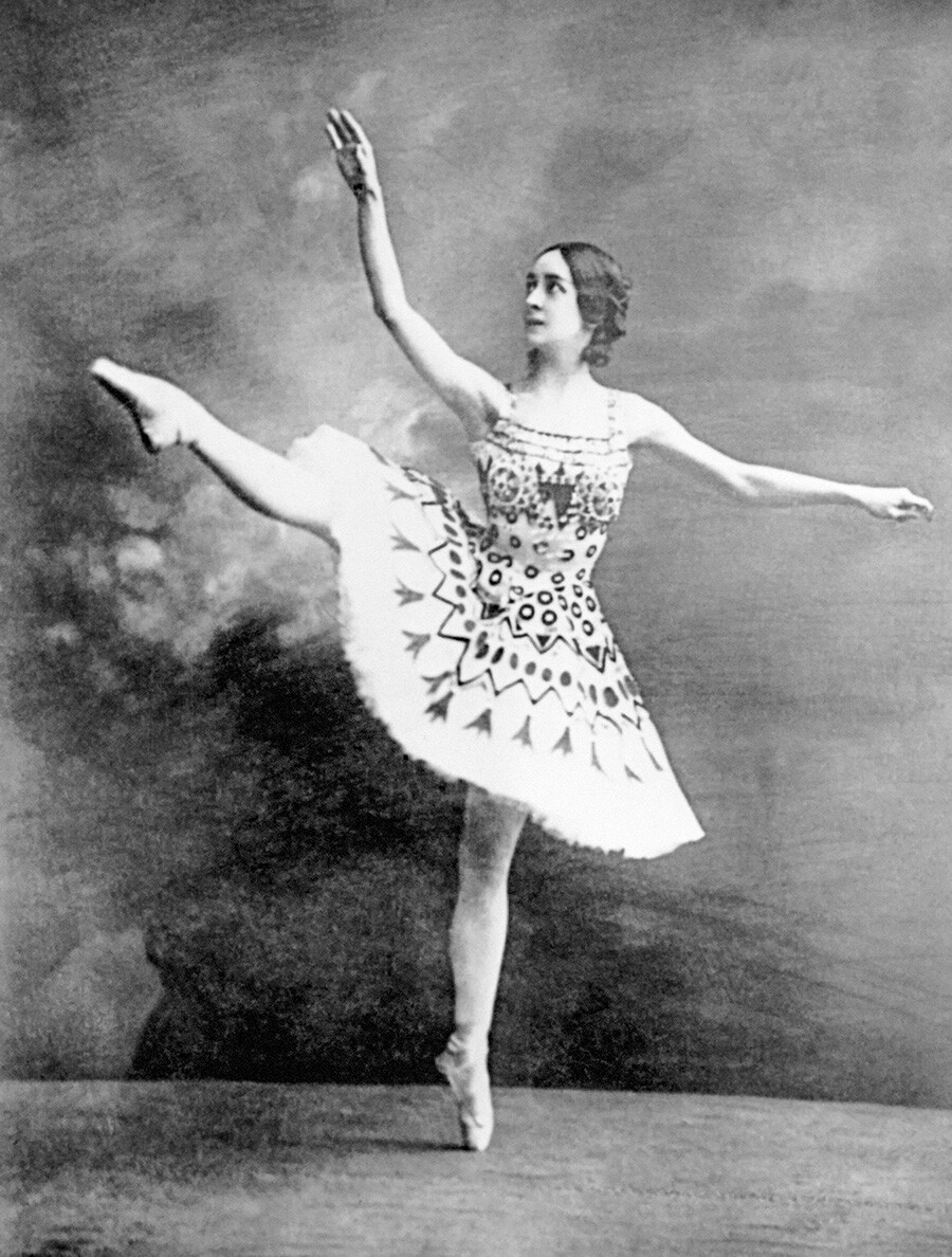 Bailarina russa Olga Spesivtseva como Aspicia no balé de Ts. Puni “A Filha do Faraó” encenado pelo Teatro de Ópera e Balé em Petrogrado, 1923-1924