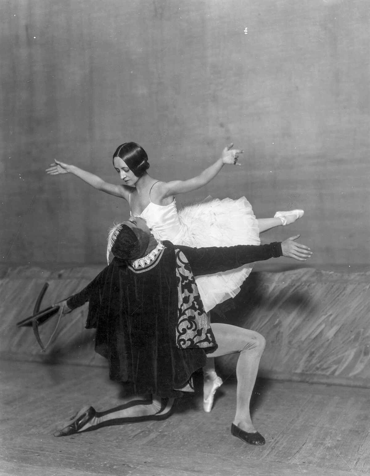 “Lago dos Cisnes”, em 8 de julho de 1929. O bailarino e coreógrafo russo-francês Serge Lifar (1905 - 1986) dança com Olga Spessivtseva em uma produção de “Renard”, da Companhia de Ballet Diaghilev