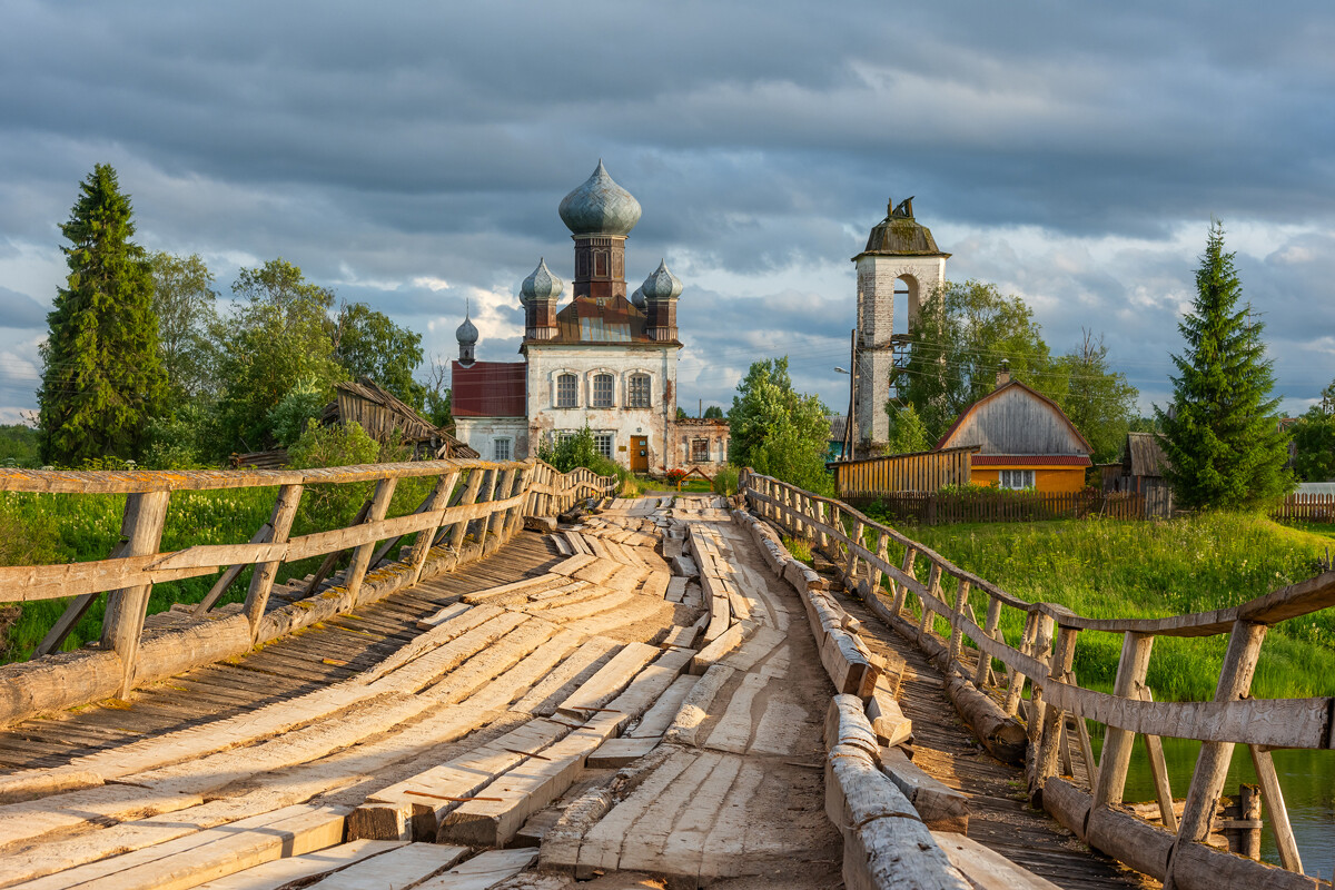 La chiesa in abbandono di Santa Parasceva. L’edificio in legno si trova nella Regione di Arkhangelsk nei pressi del meraviglioso Parco Nazionale di Kenozero