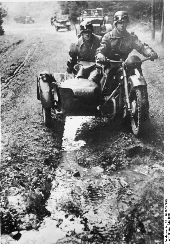 Una motocicleta BMW con sidecar, en el barro del frente occidental.