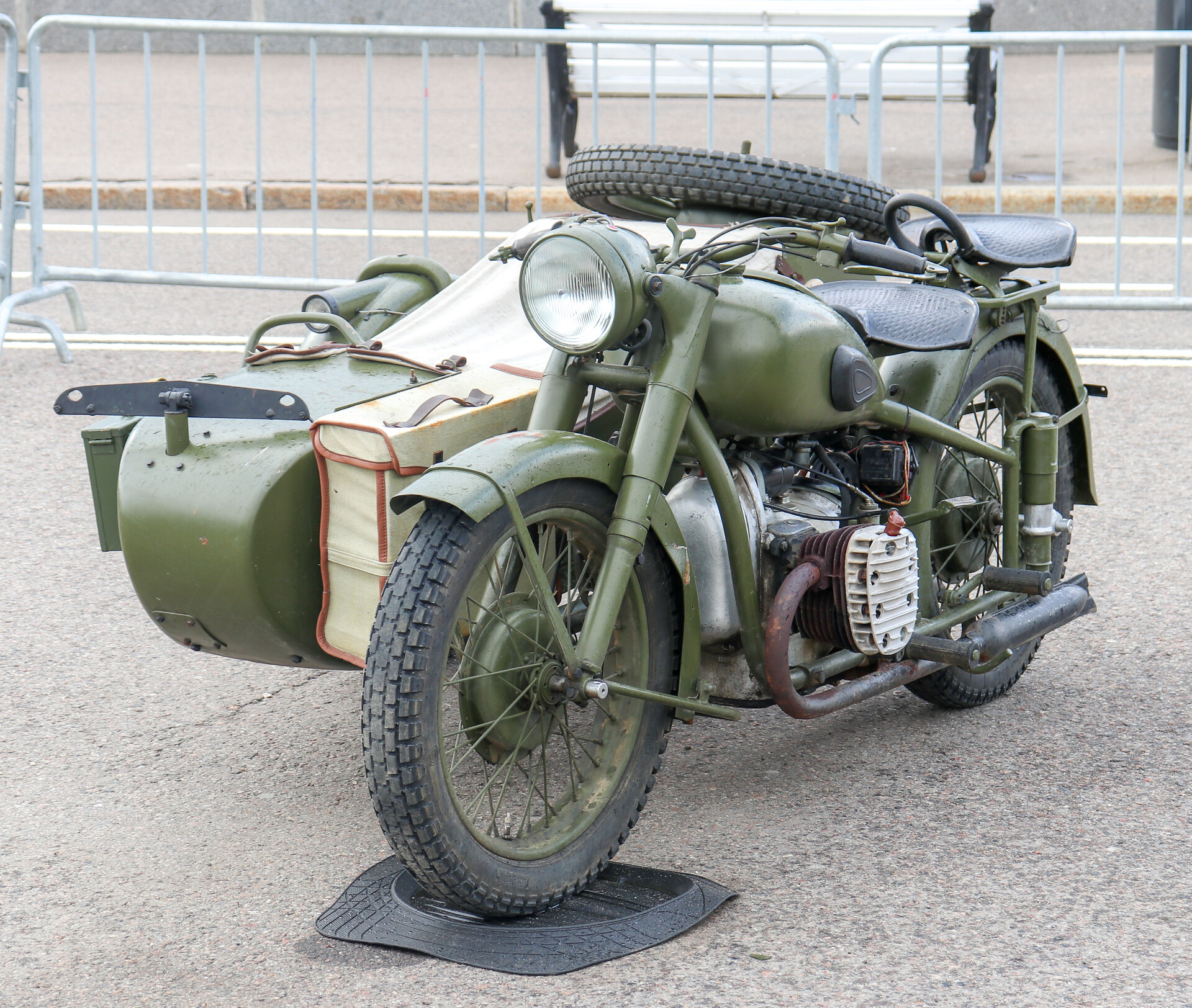 IMZ M-72 en la exposición de vehículos militares históricos en el Parque Gorki en mayo de 2022.