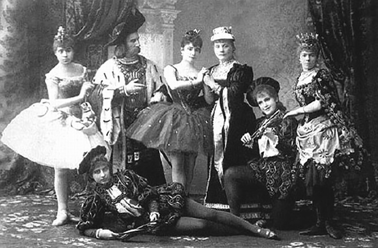 Il cast originale della prima assoluta del balletto di Chajkovskij “La bella addormentata”, Teatro Mariinskij di San Pietroburgo, 1890. Al centro si riconosce Carlotta Brianza nei panni di Aurora

