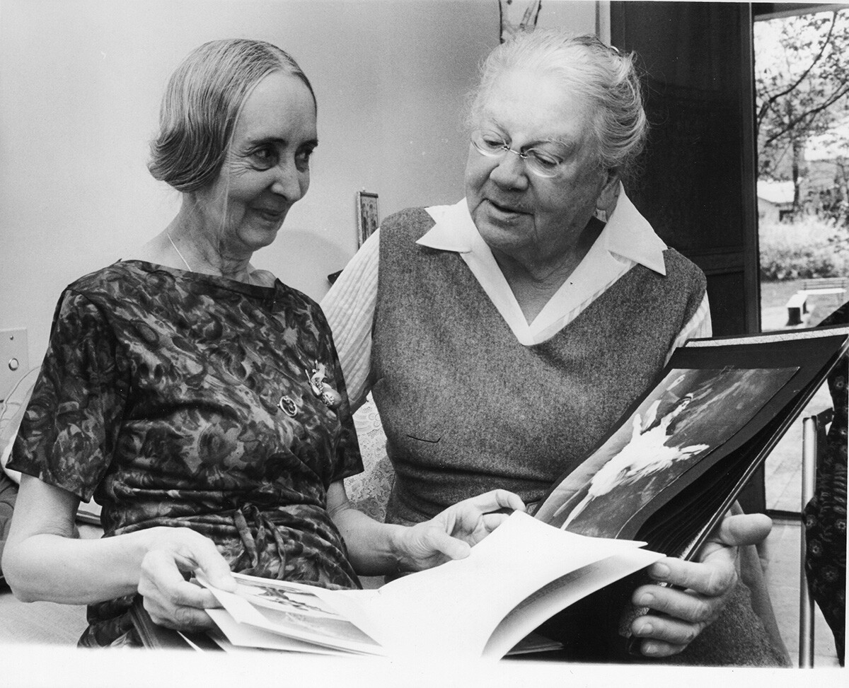 Bivša primabalerina Olga Spesivceva (lijevo) pregledava album s fotografijama s groficom Aleksandrom Tolstoj (desno) u grofičinom pansionu u New Yorku, 4. svibnja 1964. 
