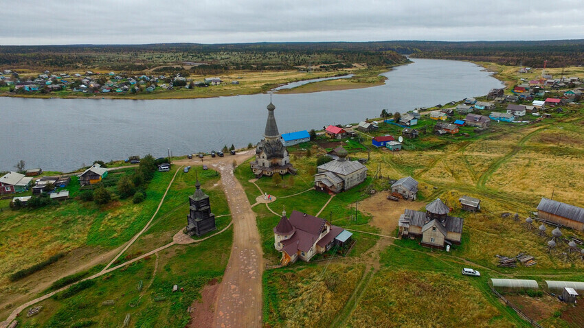 Aldeia de Varzuga, na região de Murmansk, que pertence a TODOS os tipos de Norte.