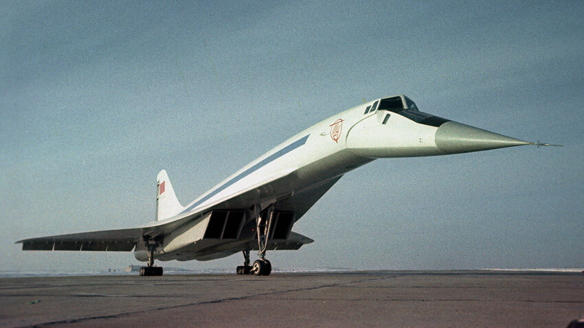 Il Tupolev Tu-144 e il Concorde franco-inglese erano molto simili esteriormente, ma avevano notevoli differenze nei comandi, nella navigazione e nei motori