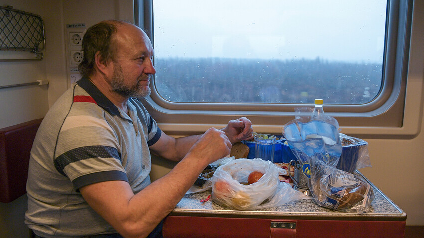 Potnik med kosilom na vlaku Tavrija (iz Sankt Peterburga v Sevastopolj)