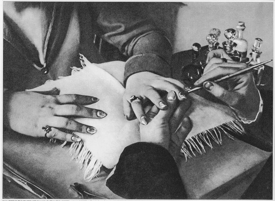 Haciendo la manicura. Fecha de realización: 1926 De la serie 'El trabajo manual'. 