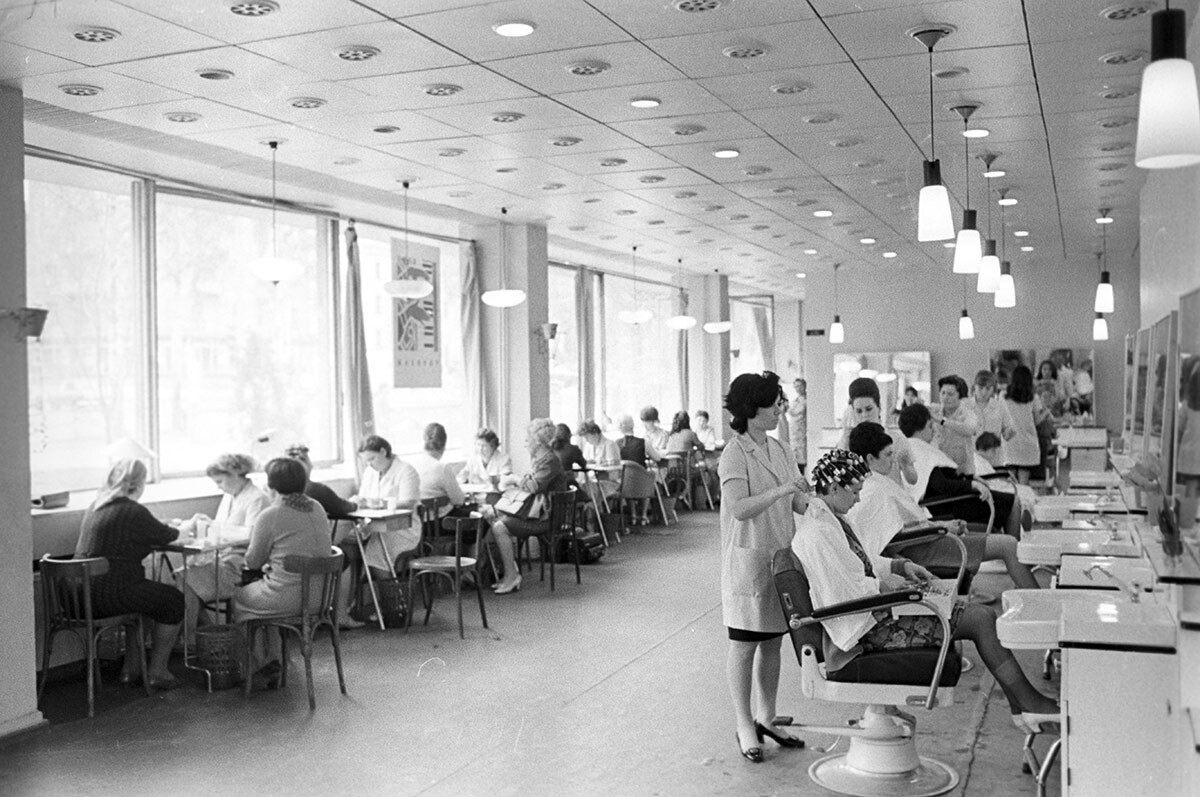 Vista general de la sala de un salón de belleza en Alma Ata, 1971.