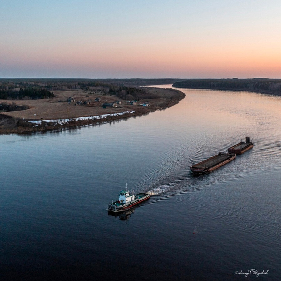 Bijele noći nad Pinjegom. Arhangelska oblast.
