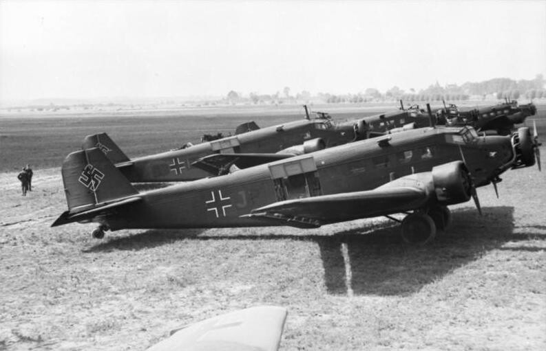Aviones Ju-52 en un aeródromo.