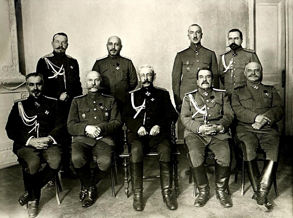 Foto de grupo de generales rusos de la Primera Guerra Mundial, Miller es el que aparece en la esquina superior derecha.