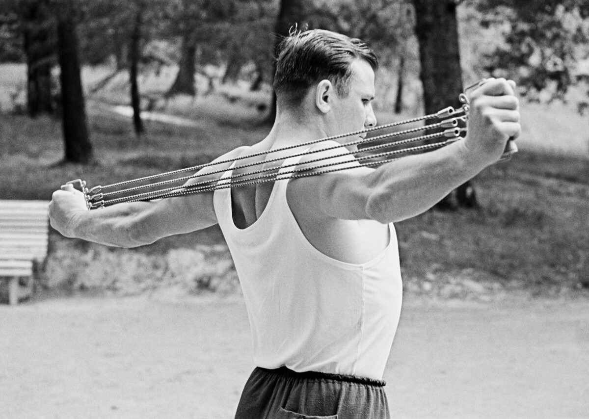 Јутарња гимнастика на спортском терену Звезданог града.
