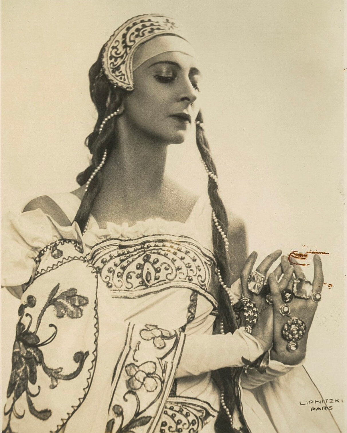 Ольга Спесивцева в костюме постановки «Князь Игорь», 1934