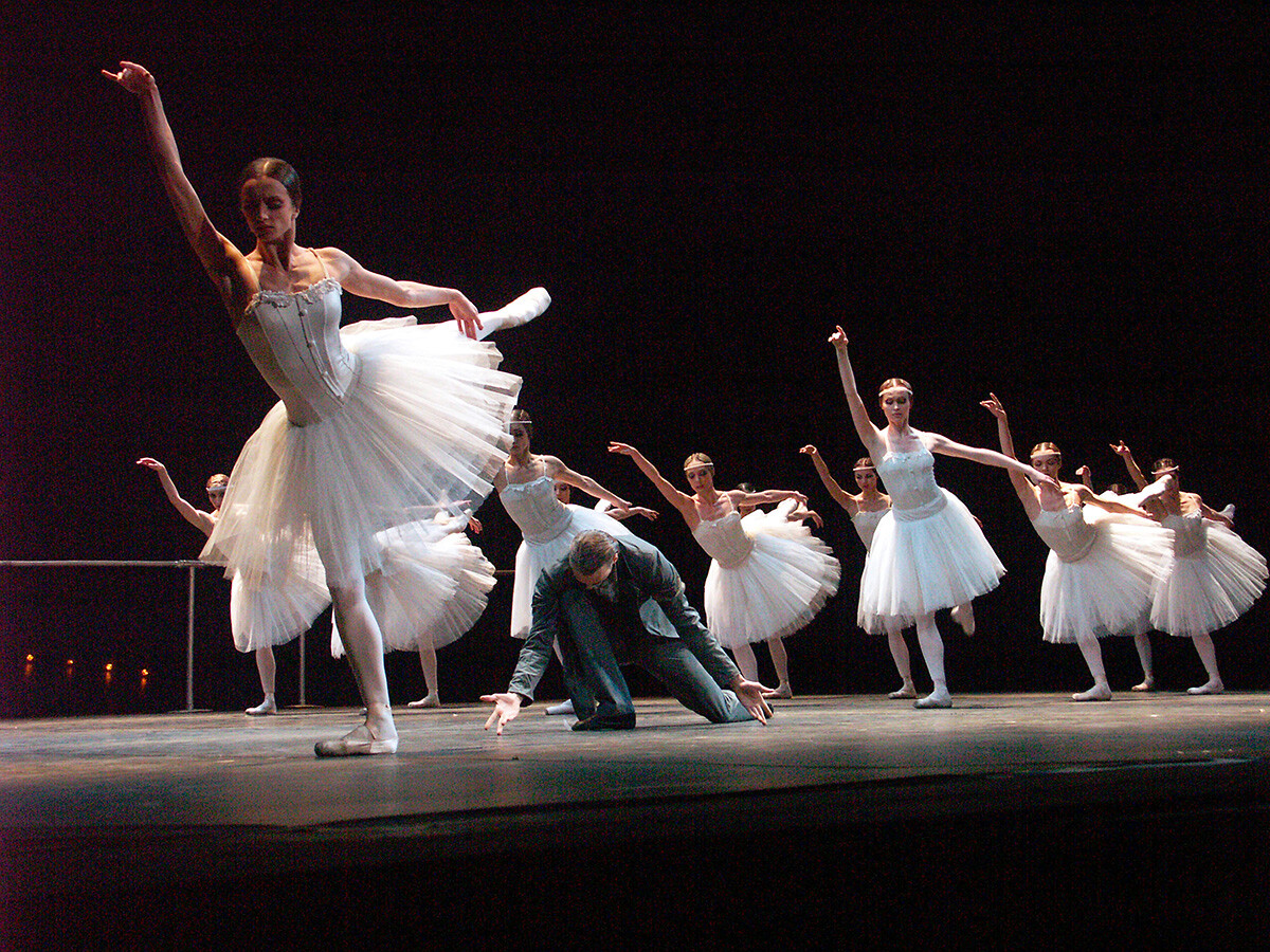 Сцена из балета Эйфмана «Красная Жизель», 2004