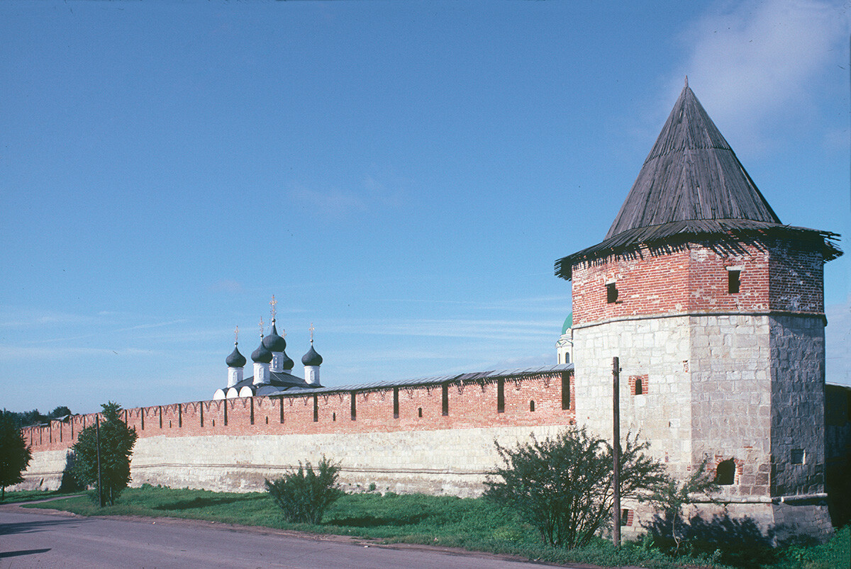 Cremlino di Zarajsk (1528-31). Muro orientale con vista delle cupole della Cattedrale di San Nicola. A destra: Torre del Tesoro (Kazennaia). 22 agosto 2003