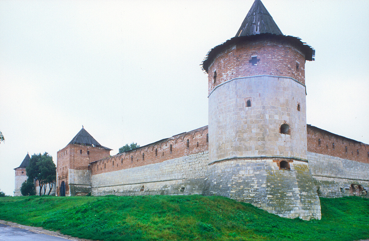 Cremlino di Zarajsk. Muro occidentale, vista sud-ovest. Da destra: Torre Tainitaskaja (angolo sud-ovest); Torre di passaggio (porta) Egorev; Torre di guardia (angolo nord-ovest). 21 agosto 2003