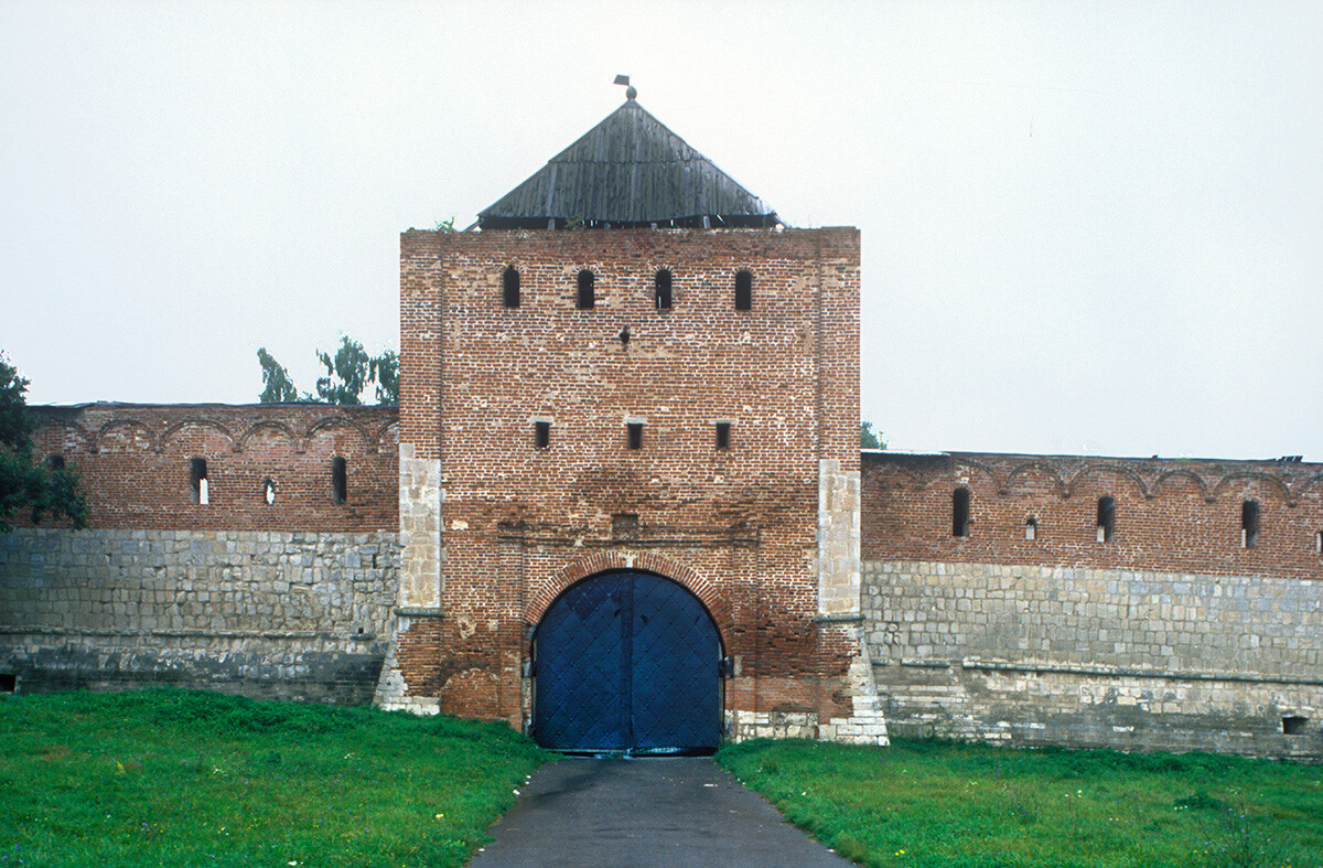 Cremlino di Zarajsk. Muro occidentale.Torre di passaggio (porta) Egorev. 21 agosto 2003