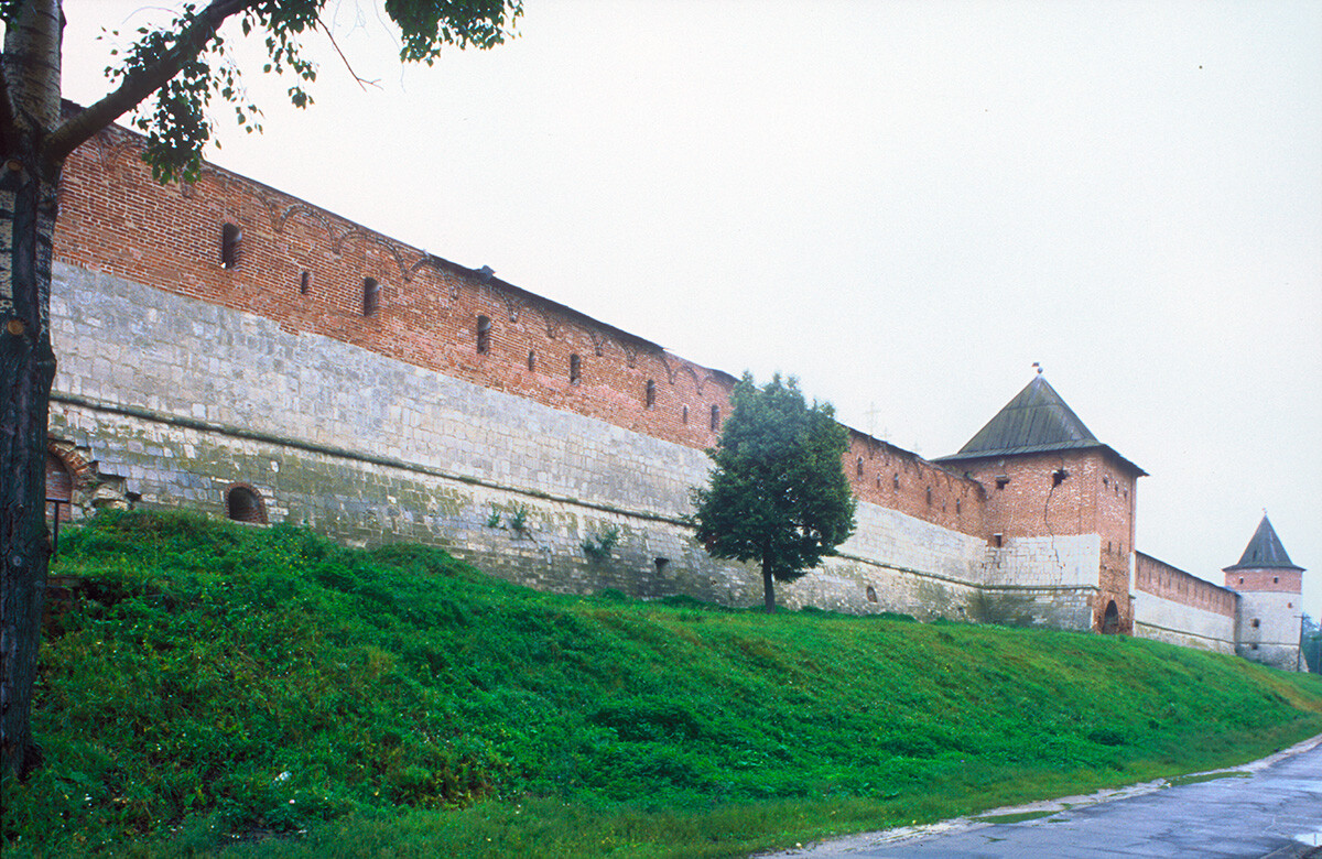 Cremlino di Zarajsk. Muro meridionale, vista sud-ovest. Da sinistra: Torre di Passaggio (porta) del Salvatore; Torre angolare. 21 agosto 2003

