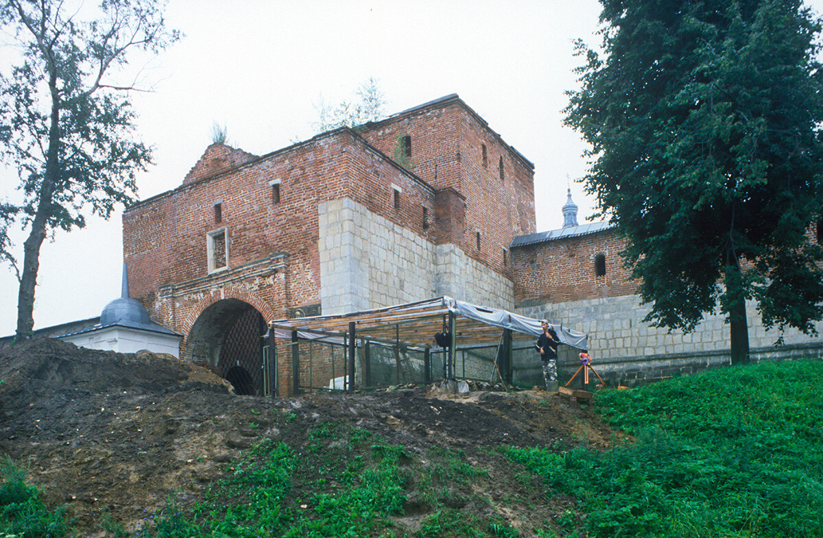 Cremlino di Zarajsk. Muro settentrionale, Torre di passaggio (porta) di Nicola. 21 agosto 2003