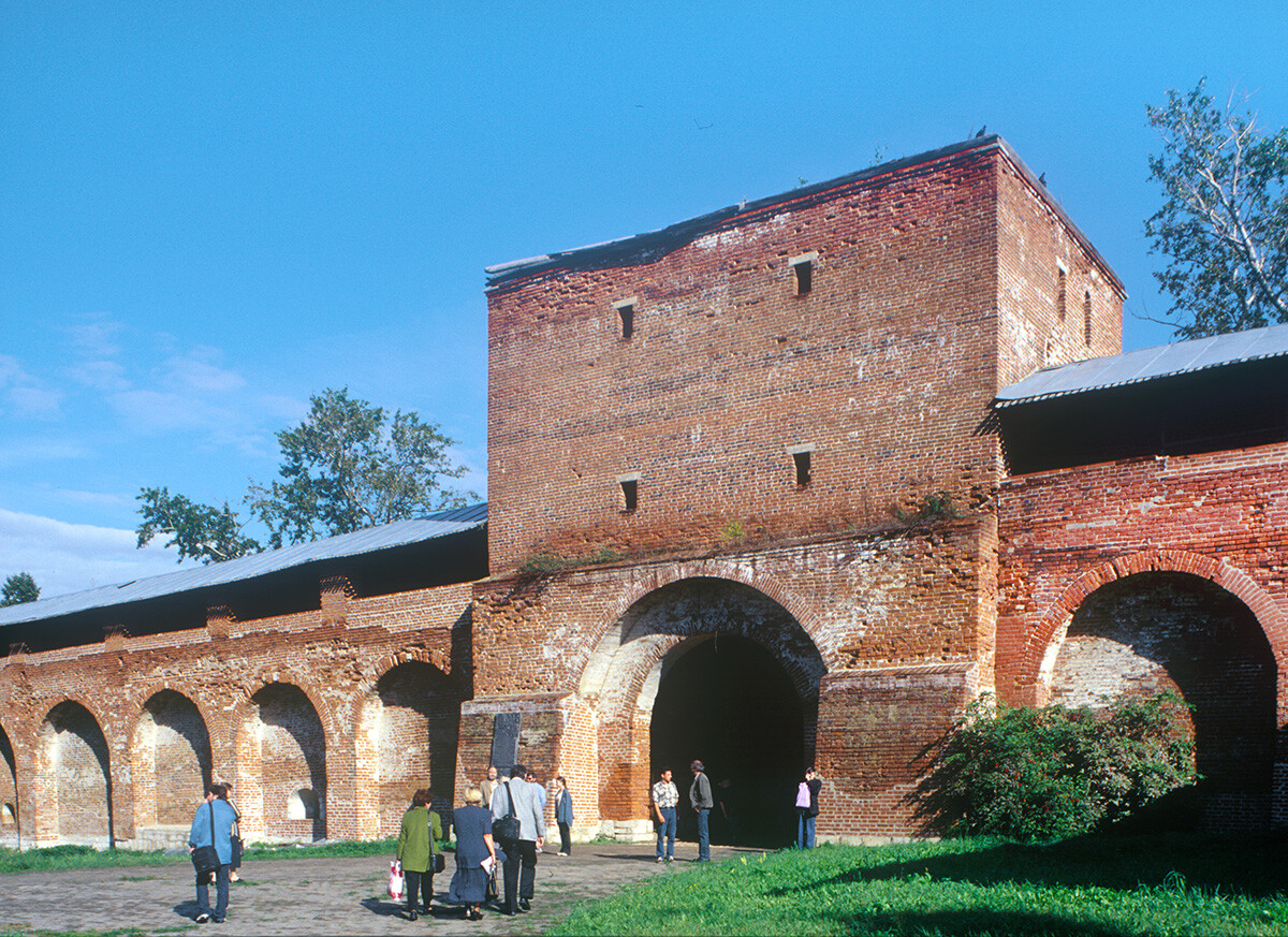 Cremlino di Zarajsk. Torre di passaggio (porta) di Nicola, vista dalla Cattedrale di San Nicola. 22 agosto 2003 

